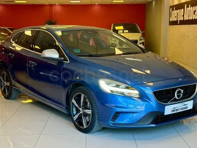Usado Volvo V40 R-Design Momentum 150 CV (110 kW) 2017 Azul Berlina