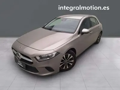 Usado Mercedes A180 109 CV (80 kW) 2020 Gris Utilitario