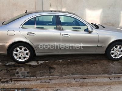 Usado Mercedes E270 Elegance 170 CV (125 kW) 2002 Gris / plata Berlina