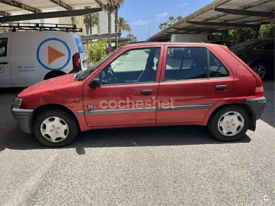 Usado Peugeot 106 58 CV (42 kW) 1998 Rojo Utilitario
