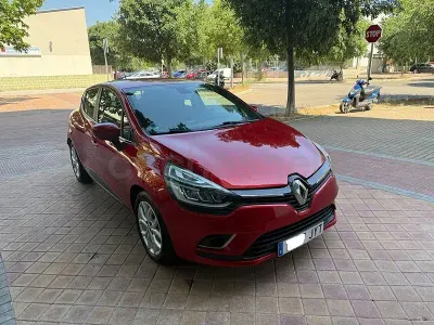Usado Renault Clio IV Dynamique 90 CV (66 kW) 2016 Rojo Berlina