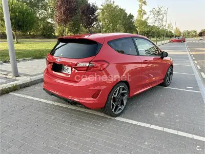 Usado Ford Fiesta 140 CV (102 kW) 2018 Rojo Utilitario