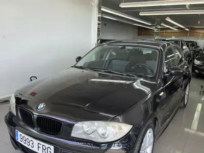 Usado BMW 118 122 CV (89 kW) 2005 Negro Utilitario