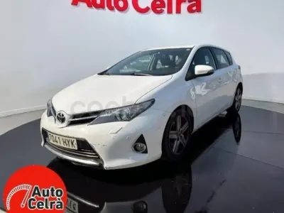 Usado Toyota Auris Active 124 CV (91 kW) 2014 Blanco Berlina