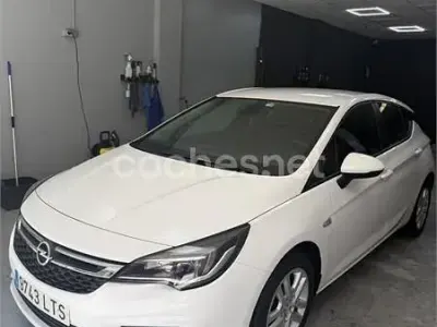 Używany Opel Astra Selective 95 KM (69 kW) 2016 Biały Sedan/Limuzyna