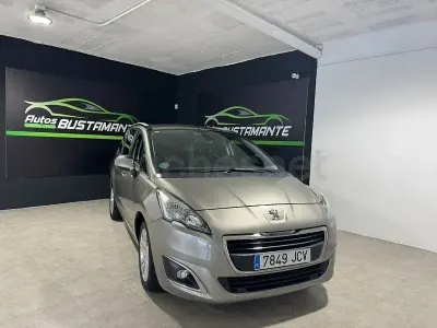 Usado Peugeot 5008 Access 120 CV (88 kW) 2015 Beige Monovolumen