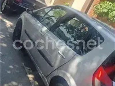 Usado Renault Scenic E-Tech 105 CV (77 kW) 2006 Gris / plata Monovolumen
