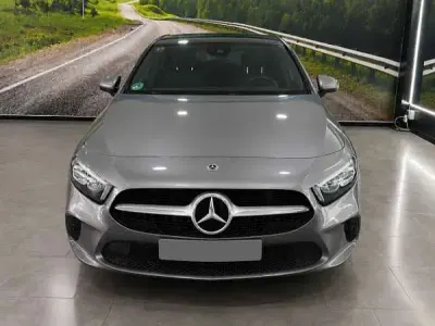 Usado Mercedes A180 116 CV (85 kW) 2019 Gris Utilitario