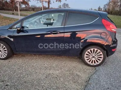 Usado Ford Fiesta Titanium 82 CV (60 kW) 2010 Azul Berlina