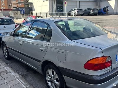 Gris / plata Usado 2000 Toyota Avensis Luna Berlina | 4000 €