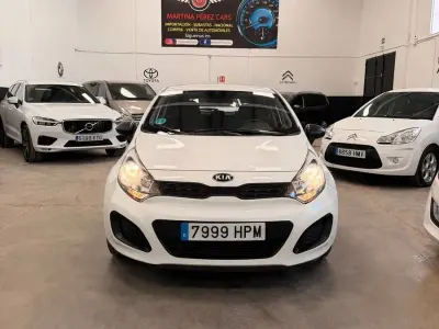 Usado Kia Rio 85 CV (62 kW) 2013 Blanco Berlina
