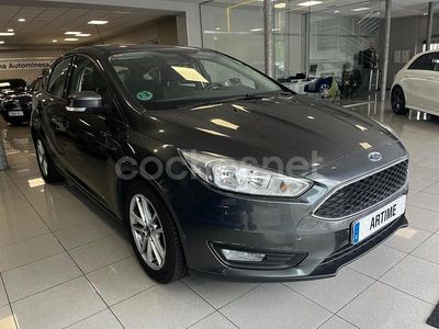 Usado Ford Focus Trend 100 CV (73 kW) 2017 Gris / plata Berlina