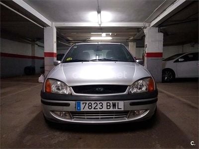 Usado Ford Fiesta Trend 60 CV (44 kW) 2002 Gris / plata Utilitario