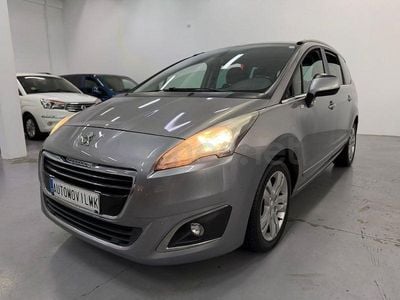 Usado Peugeot 5008 Style 120 CV (88 kW) 2016 Gris / plata Monovolumen