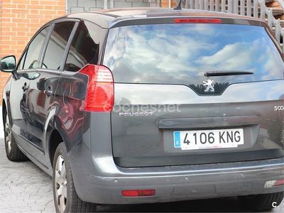 Usado Peugeot 5008 Active 115 CV (84 kW) 2011 Gris / plata Monovolumen