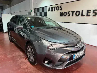 Usado Toyota Avensis Advance 143 CV (105 kW) 2015 Gris / plata Familiar