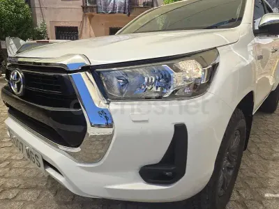 Usado Toyota HiLux Plus 150 CV (110 kW) 2023 Blanco Pickup/Camioneta