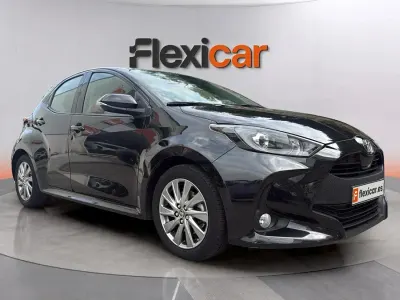 Usado Toyota Yaris Hybrid Active 116 CV (85 kW) 2022 Negro Berlina