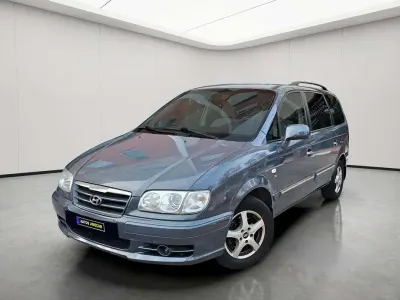 Usado Hyundai Trajet GLS 112 CV (82 kW) 2007 Gris Monovolumen