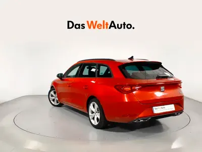 Usado Seat Leon FR 150 CV (110 kW) 2024 Rojo Familiar