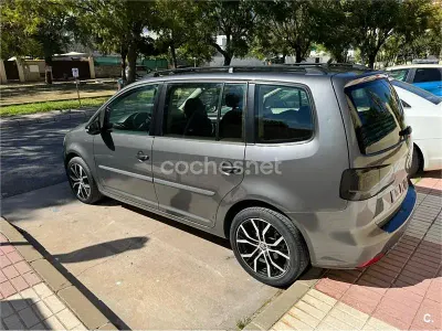 Usado VW Touran Advance 105 CV (77 kW) 2014 Gris / plata Monovolumen