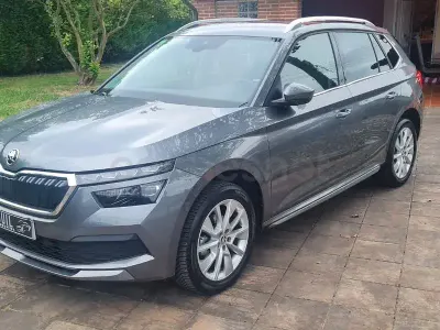 Usado Skoda Kamiq Ambition 95 CV (69 kW) 2022 Gris / plata SUV