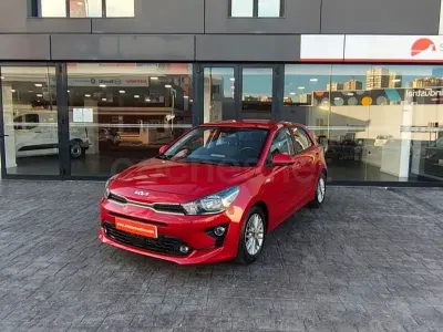 Usado Kia Rio 84 CV (61 kW) 2023 Granate Berlina