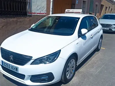 Usado Peugeot 308 Style 100 CV (73 kW) 2018 Blanco Berlina