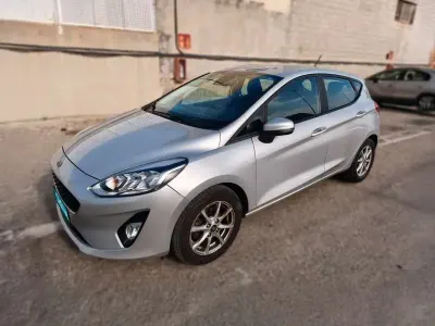 Usado Ford Fiesta Trend 86 CV (63 kW) 2018 Gris Utilitario
