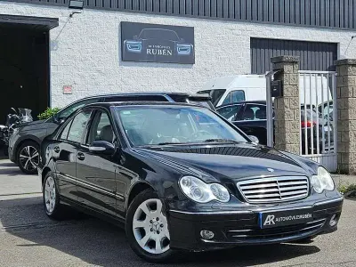 Usado Mercedes C220 Classic 150 CV (110 kW) 2004 Negro Berlina