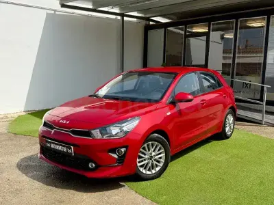 Usado Kia Rio 100 CV (73 kW) 2023 Rojo Berlina