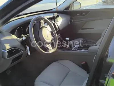 Usado Jaguar XE 180 CV (132 kW) 2015 Negro Berlina