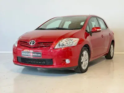 Usado Toyota Auris Active 132 CV (97 kW) 2012 Rojo Berlina