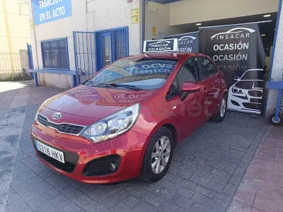 Usado Kia Rio 85 CV (62 kW) 2012 Rojo Berlina
