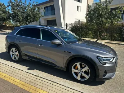 Usado Audi e-tron Sport 300 kW (408 CV) 2020 Gris SUV