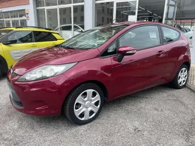 Usado Ford Fiesta Trend 82 CV (60 kW) 2011 Burdeos Utilitario