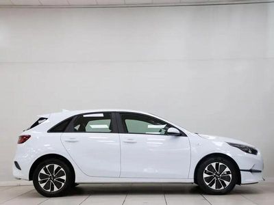 Używany Kia Ceed 100 KM (73 kW) 2025 Otro Hatchback