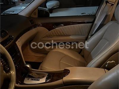 Usado Mercedes E320 Avantgarde 204 CV (150 kW) 2005 Gris / plata Berlina