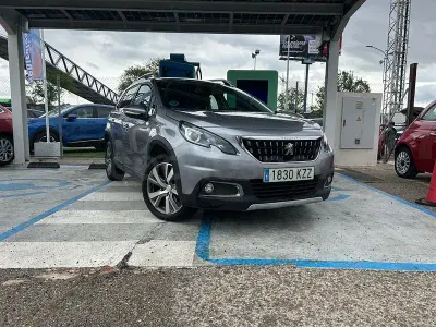 Usado Peugeot 2008 Allure 120 CV (88 kW) 2019 Gris / plata SUV