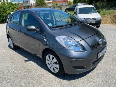 Usado Toyota Yaris Connect Style 90 CV (66 kW) 2011 Gris / plata Utilitario