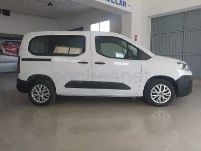 Usado Citroën Berlingo Live 102 CV (75 kW) 2023 Blanco Monovolumen