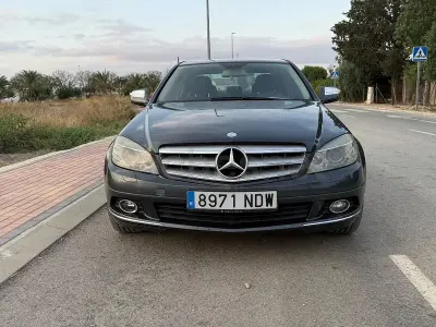 Usado Mercedes C320 Elegance 224 CV (164 kW) 2008 Gris / plata Berlina