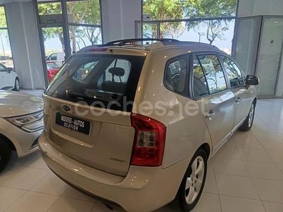 Usado Kia Carens 115 CV (84 kW) 2007 Marrón Monovolumen