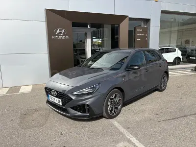 Usado Hyundai i30 N Line 100 CV (73 kW) 2026 Gris / plata Berlina