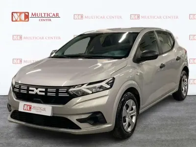 Usado Dacia Sandero Essentiel 91 HP (66 kW) 2024 Prateado Sedan