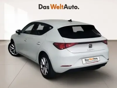Usado Seat Leon Style 130 CV (95 kW) 2023 Blanco Berlina