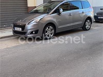 Usado Peugeot 5008 Style 115 CV (84 kW) 2014 Gris / plata Monovolumen