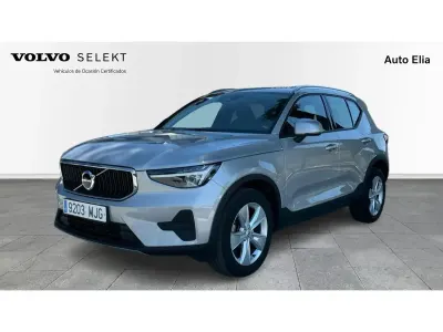 Käytetty Volvo XC40 Core 129 HP (94 kW) 2023 Harmaa Katumaasturi