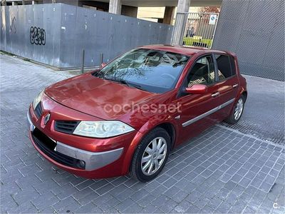 Usado Renault Mégane II Dynamique 105 CV (77 kW) 2006 Granate Berlina
