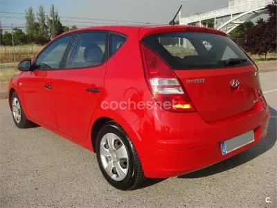 Usado Hyundai i30 Comfort 90 CV (66 kW) 2010 Rojo Berlina